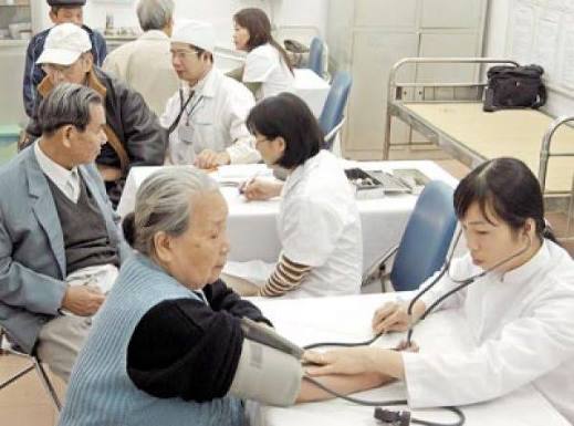 Consulting and managing chronic diseases (diabetes, hypertension).