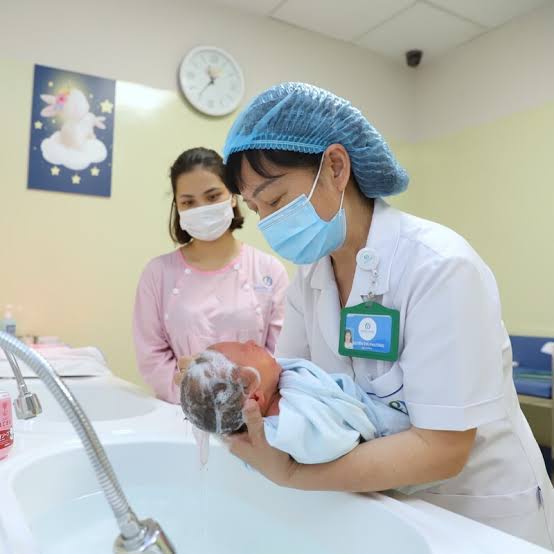 Theo dõi sức khỏe cho các thành viên trong gia đình, tư vấn phòng ngừa bệnh tật.